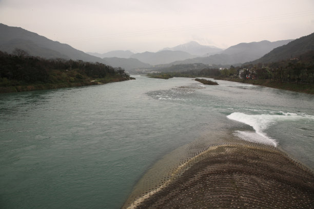 Yuzui (鱼嘴) of Dujiangyan (都江堰) irrigation system, Sichuan, China图片下载