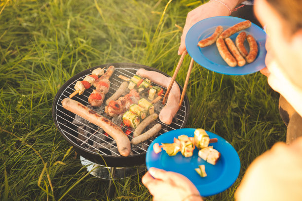 和朋友们夏天烧烤图片下载