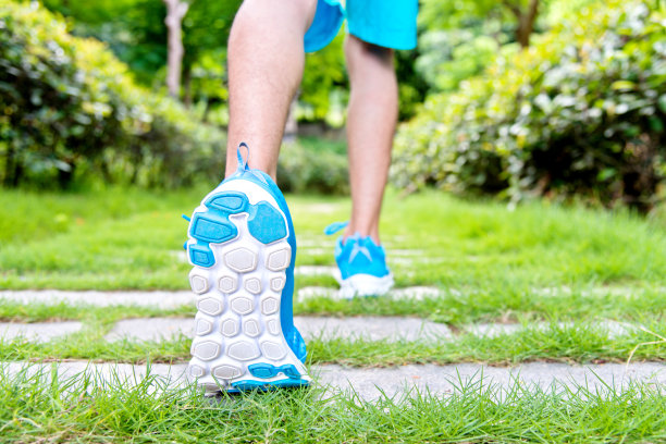 年轻人在户外慢跑的特写图片下载