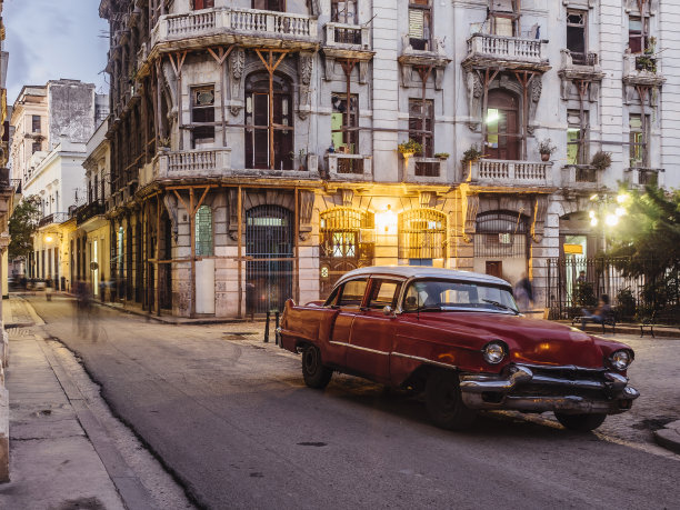 老式的美国车在哈瓦那图片下载