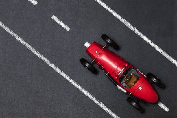 老式赛车孤立在白色背景图片下载