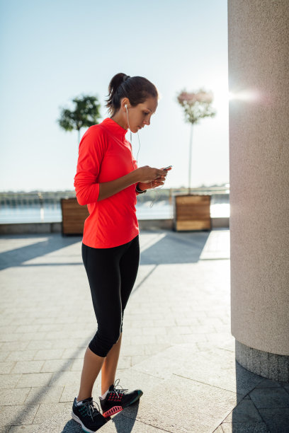 年轻女子边听音乐边做慢跑锻炼图片下载