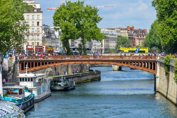 塞纳河沿岸的巴黎街景和建筑图片下载