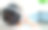 年轻女子坐在沙发上，戴着耳机图片下载