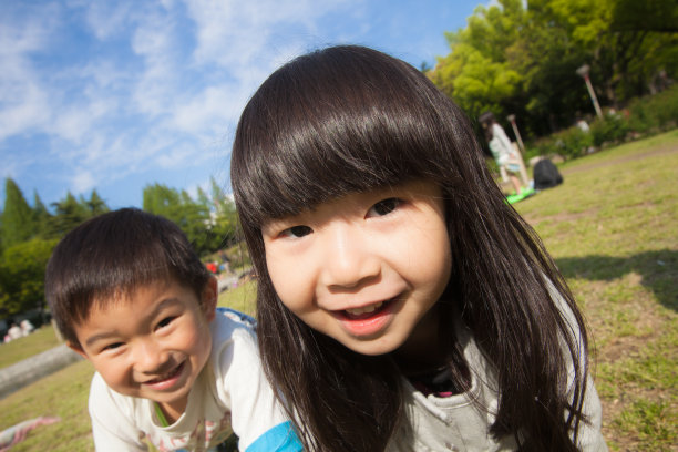 孩子们四肢着地到处爬图片下载