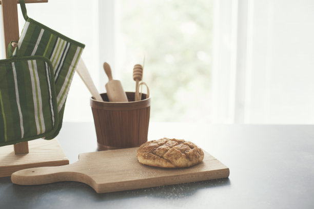 脆皮面包和厨房用具图片下载