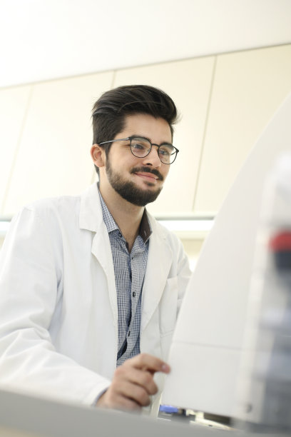 在实验室工作的人员图片下载