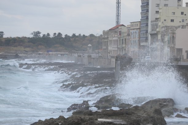 迷人的云景在古巴哈瓦那的马勒孔图片下载