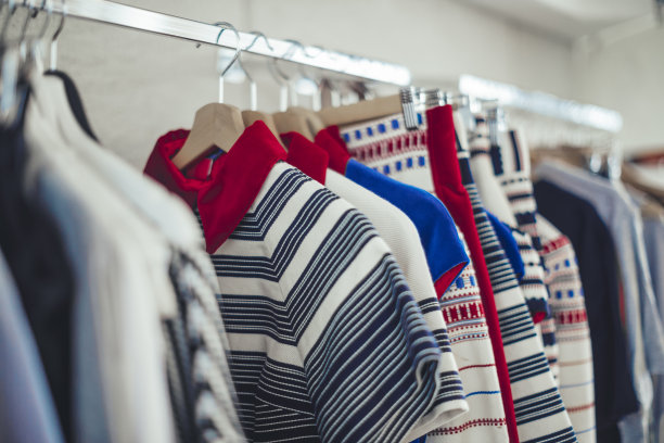 衣架上的新衣服图片下载