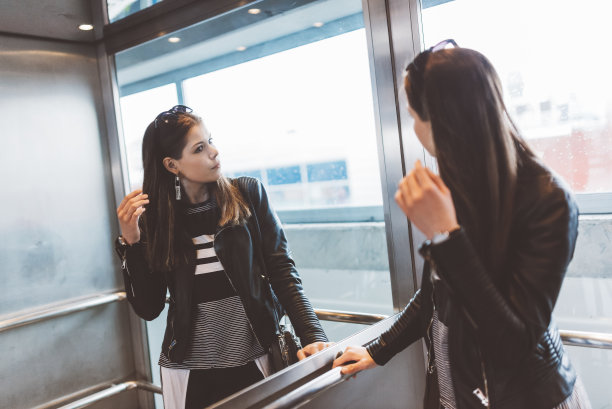 电梯里的美女图片下载