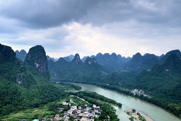 河两岸喀斯特峰林图片下载