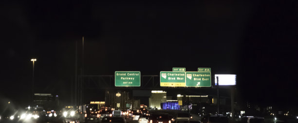 晚上拉斯维加斯路上的交通状况图片下载