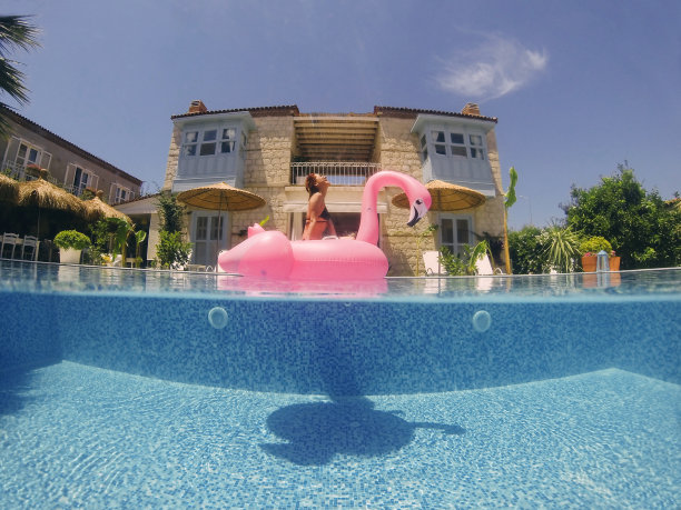 女人在泳池里享受素材图片