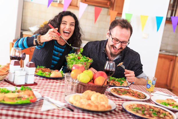 夫妇俩在家吃饭图片下载