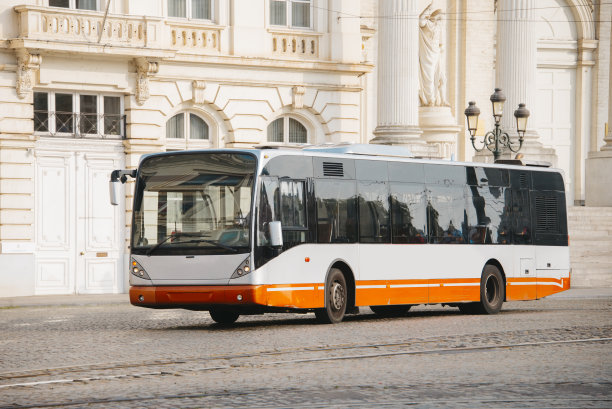 市内的现代公共汽车图片下载