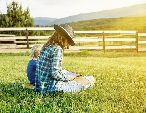 母子使用触控板图片下载