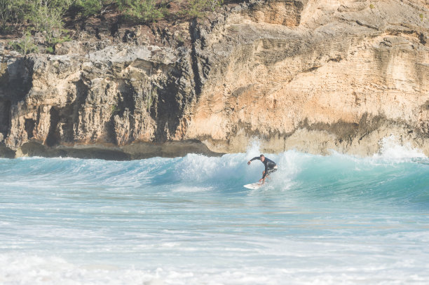 年轻的白种冲浪者乘着波浪冲到岸边图片下载
