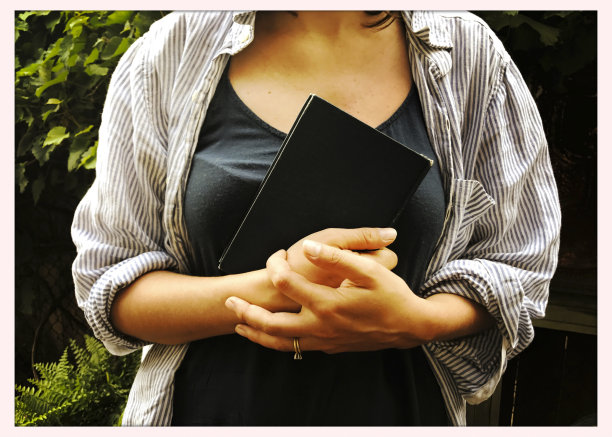 拿书的年轻女子图片下载