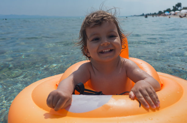 小女孩在海里游泳图片下载