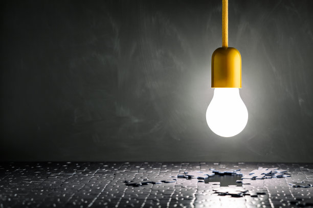 灯泡和拼图-黑板复古桌子Grunge图片下载