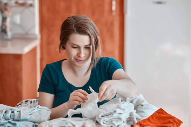 母亲在准备婴儿衣服图片下载