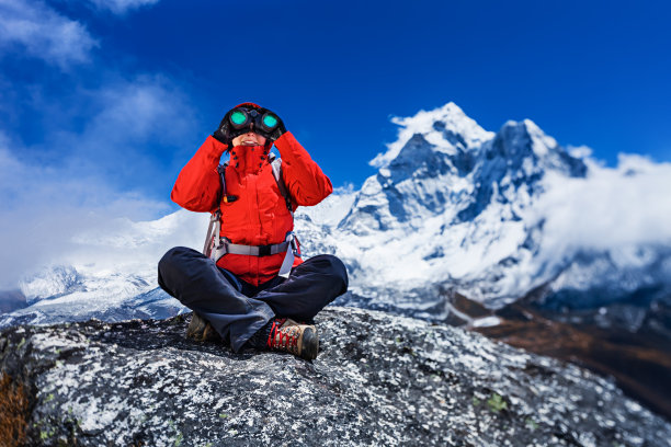 女游客使用双筒望远镜，珠穆朗玛峰国家公园图片下载