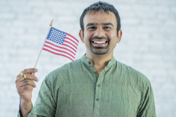 挥舞旗帜图片下载