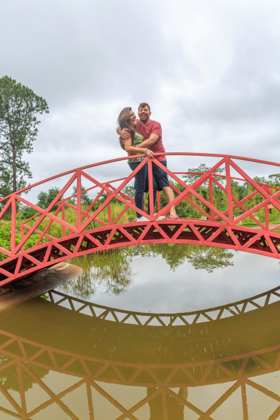 一对巴西夫妇在乡村桥上图片下载