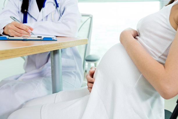 医生为孕妇做记录图片下载