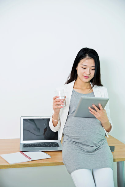 孕妇看平板电脑图片下载