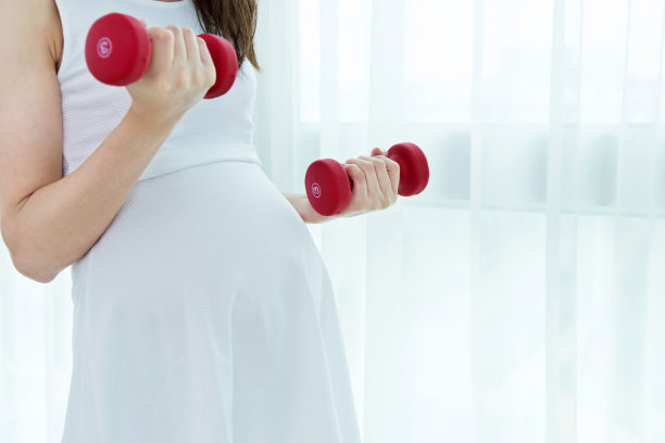 孕妇用哑铃锻炼身体图片下载