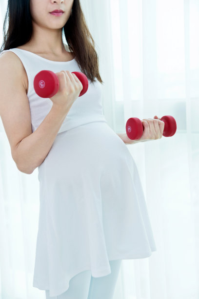 孕妇用哑铃锻炼身体图片下载