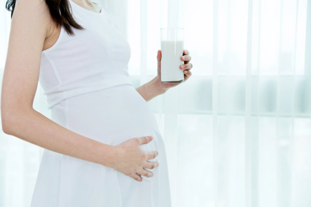 孕妇喝牛奶素材图片