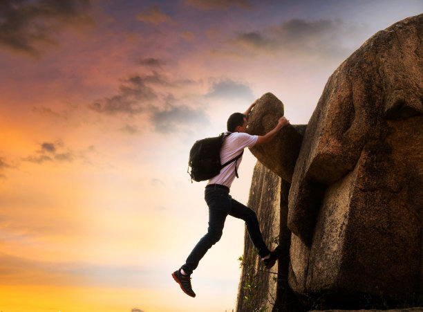 一个登上山顶的人素材图片