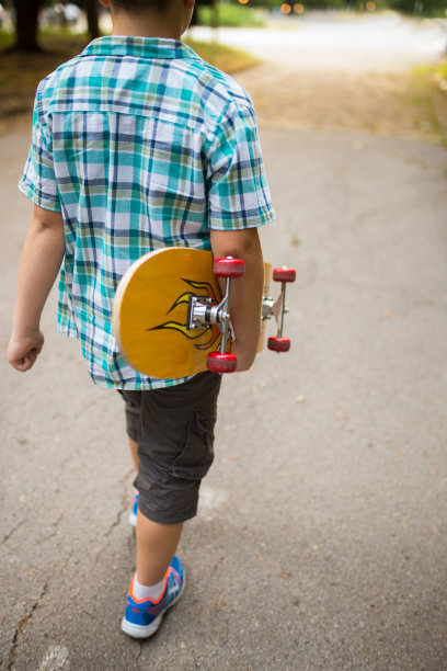 滑板男孩图片下载