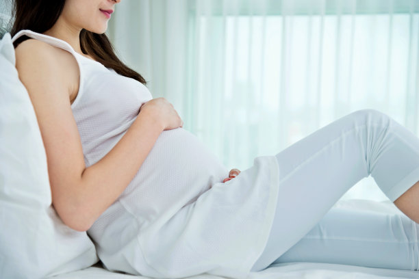 一个孕妇坐在床上图片下载