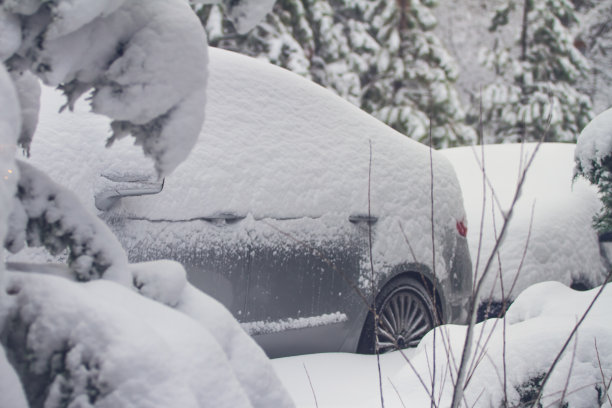 汽车被埋在风雪中图片下载