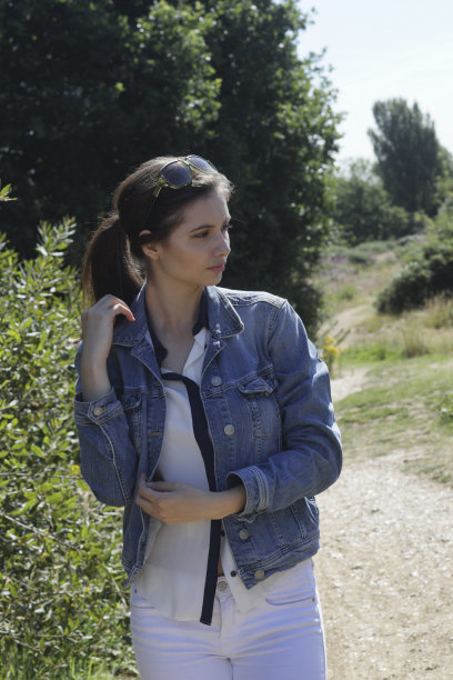 迷人的年轻保加利亚户外女孩在乡村散步图片下载