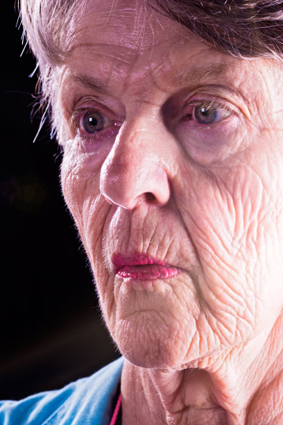 肖像严肃，皱纹的老妇人看起来沉思图片下载