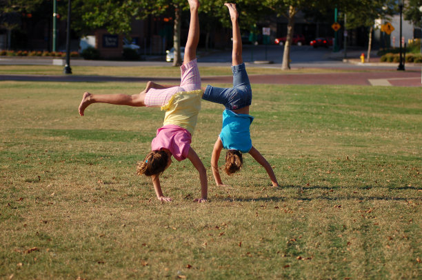 公园里的侧手翻图片下载