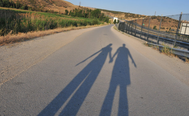 日落时分，夫妻手牵手图片下载