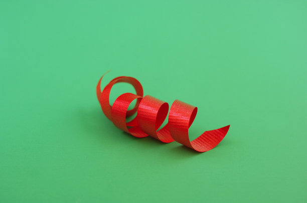 绿色背景上的红色圣诞丝带图片下载