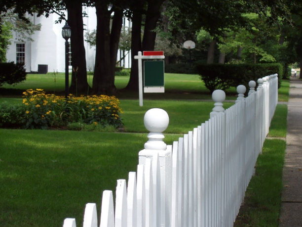 房地产标志和白色尖桩栅栏图片下载