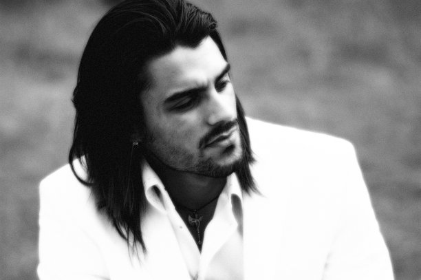 发光的白色西装图片下载