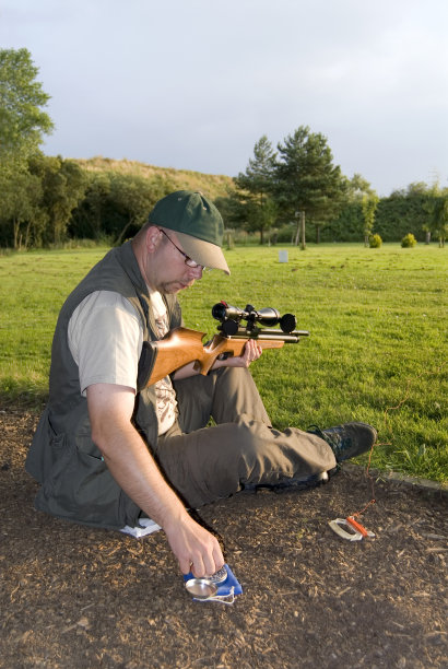 加载一把枪。图片下载