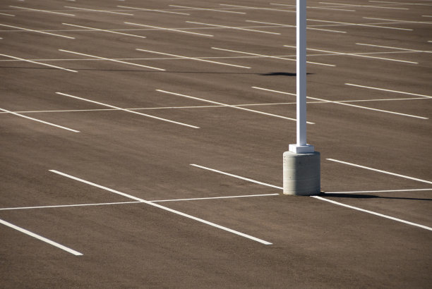 空荡荡的停车场图片下载