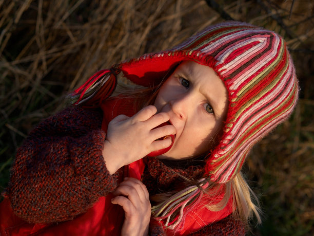 女孩吃苹果图片下载
