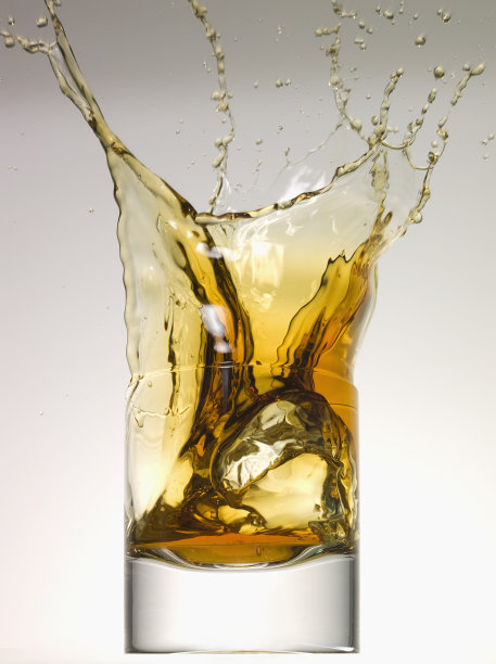 冰块与威士忌一起倒入玻璃杯图片下载