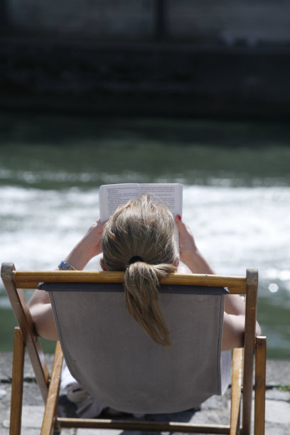 在巴黎读书图片下载