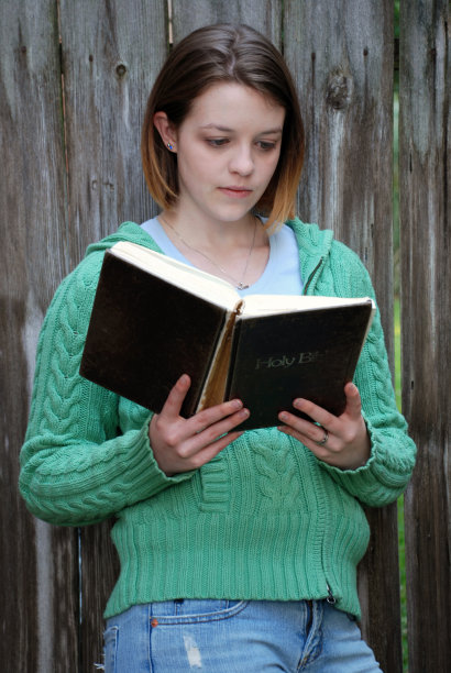 读圣经的女孩图片下载